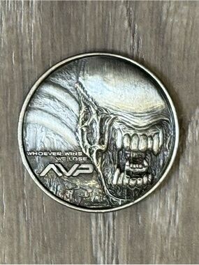 Official Limited Promotional Medal Alien vs. Predator AVP Collectible Coin